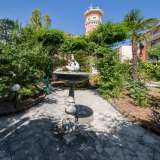 Una volta all�interno ci ritroviamo immersi in un magnificente giardino arricchito da sculture come la fontanina in pietra...